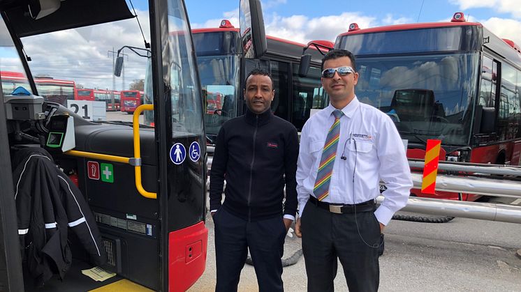 På bilden ser vi förare Osman Abshir från Transdev och Naim Mostafai från Flygbussarna.