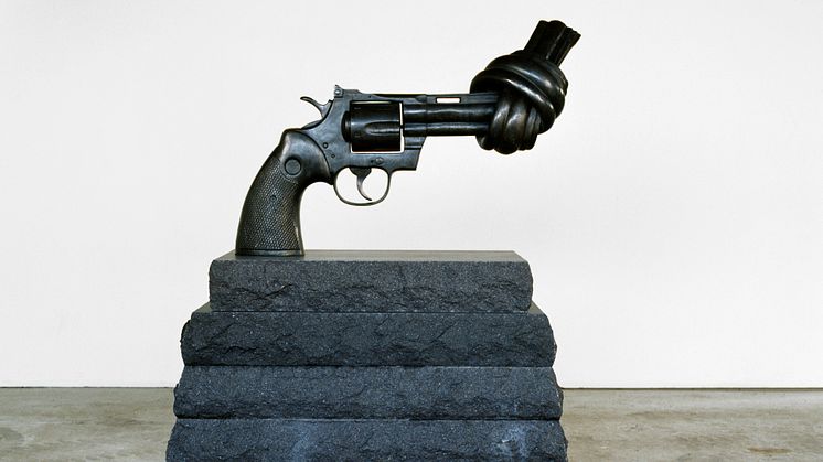 Nytt konstverk i centrum – Halmstad får sin egen knutna revolver