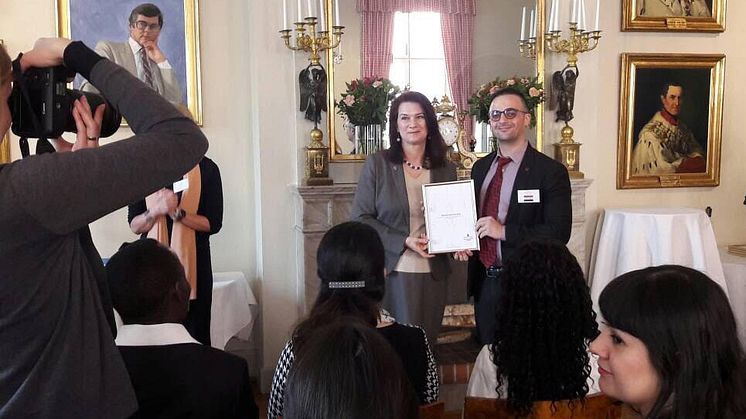 Högskolans student Mohammad Ghaith Altarabichi tog i onsdag emot diplomet Global Swede från EU- och handelsminister Ann Linde i Arvfurstens palats i Stockholm.