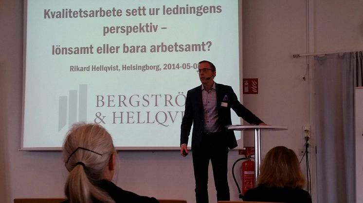 Rikard Hellqvist håller föredrag om Kvalitetsarbete sett ur ledningens perspektiv – lönsamt eller bara arbetsamt?”