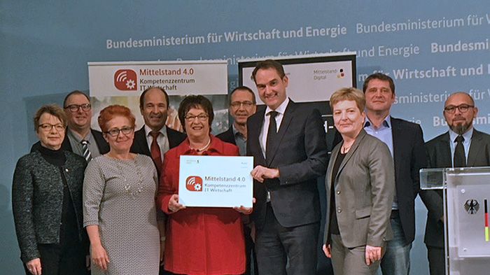 Bundeswirtschaftsministerin Brigitte Zypries überreicht den Fördermittelbescheid an das Konsortium. 3.v.r: TH-Präsidentin Prof. Dr. Ulrike Tippe.