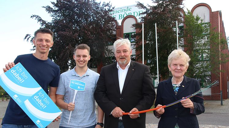 Stefan Teutscher (2. von rechts, Kommunalreferent Deutsche Glasfaser) freut sich mit Bürgermeisterin Steffi Trittel und den Rathausmitarbeitern Morris Jagusch und Eric Körner (von links) über den Abschluss eines Vertrages für superschnelles Internet.