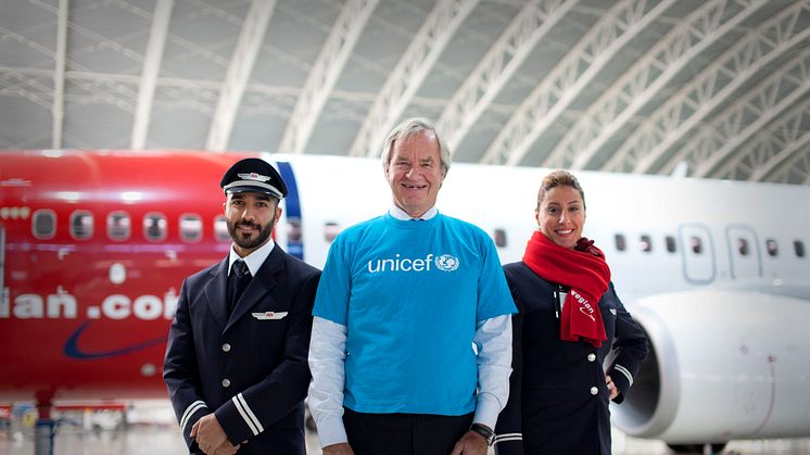 Norwegians koncernchef Bjørn Kjos tillsammans med crew