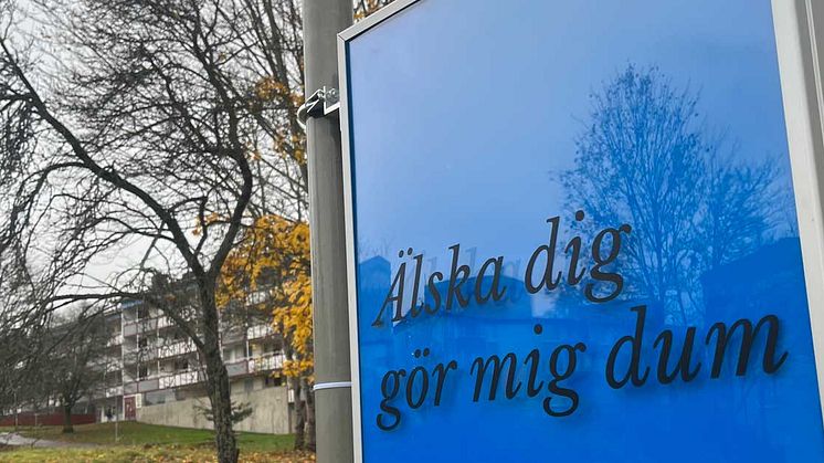 Ljusskyltar med ungdomars ord och budskap på monteras i Skogås. 