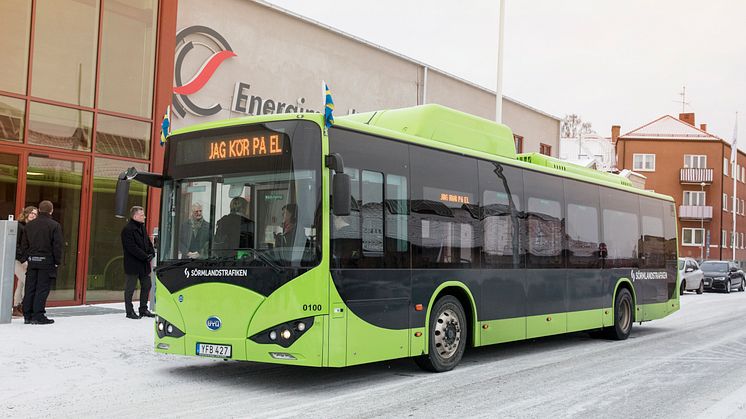 Elbuss utanför Energimyndigheten i Eskilstuna.