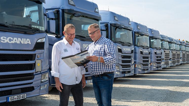 Beim Management seines Fuhrparks verlässt sich Ralf Dolata (re.) auf die Unterstützung durch Jens Kleinert von Scania.