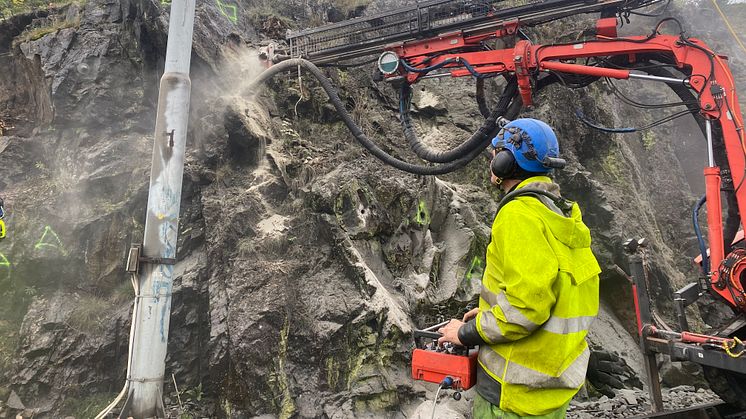 Sporveien sikrer fjellet mellom Ekebergparken og Konows gate i Gamlebyen. Foto: Sporveien