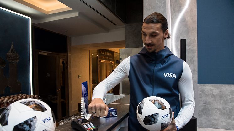 Zlatan Ibrahimović zeigt auf der FIFA Fussball-Weltmeisterschaft 2018 Russland™  die schnellen und einfachen Zahlungslösungen von Visa.