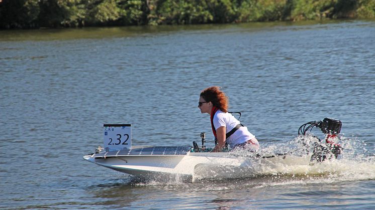 TH Wildau mit Solarboot SUNcaTcHer auf Platz 2 bei der „Haus-Regatta“ auf der Dahme bei Wildau