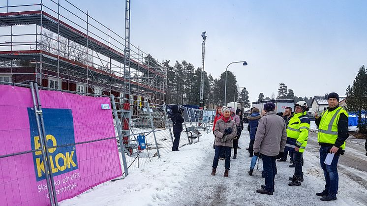 Köparna i BoKlok Hasseln bara några meter ifrån byggplatsen och deras kommande hem