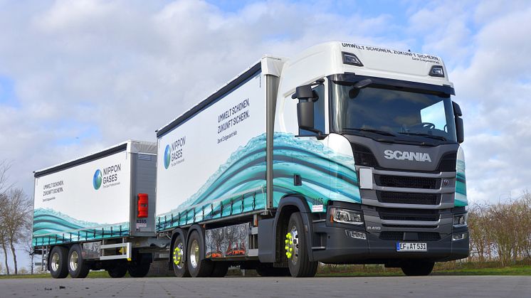 Die Grimmener SpeziTrans & Service GmbH setzt den Scania R 410 LNG für den Transport von Trockeneis ein.