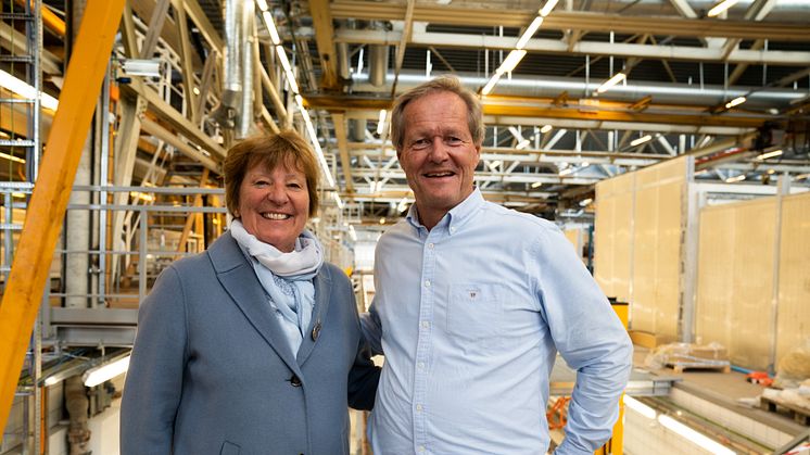 Ordfører Marianne Borgen og sporveissjef Cato Hellesjø er begge strålende fornøyd med nyoppgradert og større hovedverksted for T-banen i Oslo. 