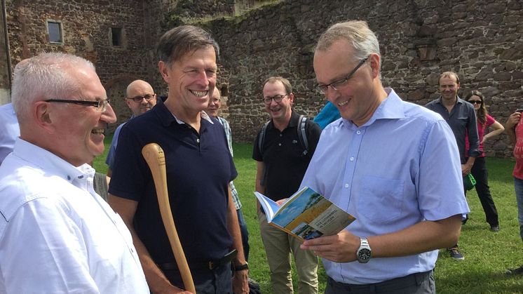 Verbandsdirektor Manfred Böhme, LTV-Präsident Dr. Matthias Rößler und  Landesbischof der Ev.-Luth. Landeskirche Sachsens, Dr. Carsten Rentzing, belesen sich im neuen Lutherweg-Reiseführer "Lutherweg in Sachsen" 