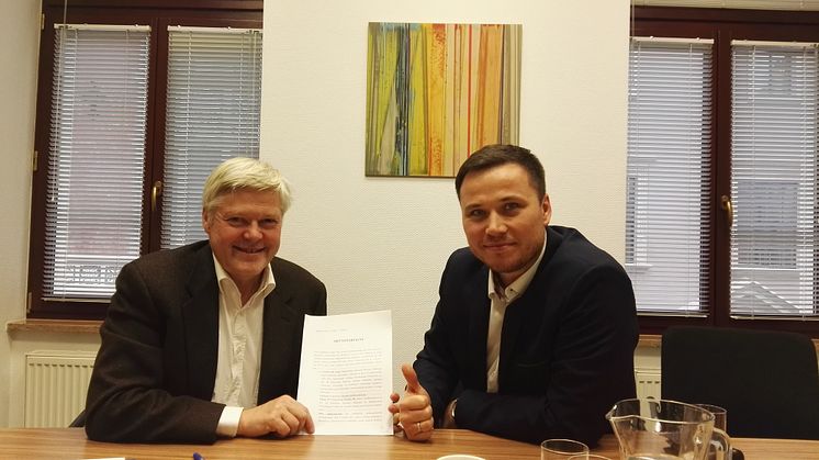 Carl-Harald Andersson (till vänster) och Maciej Reutt med det officiella registreringsdokumentet hos Notary Office in Wrocław.