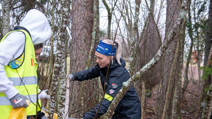 Jonna Sundling i Swe Ski Team och längdskidåkare i Ås IF på skräpjakt i Klara, färdiga, städa! 