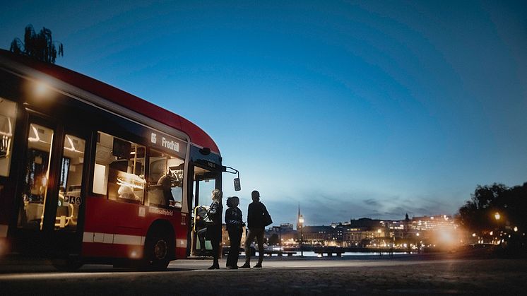 SL ska bidra till att minska klimatpåverkan med 50 procent år 2030. Busstrafiken drivs sedan flera år med biodrivmedel och kommer att minska klimatpåverkan ytterligare då bussflottan blir mer energieffektiv med fler elbussar i trafik.