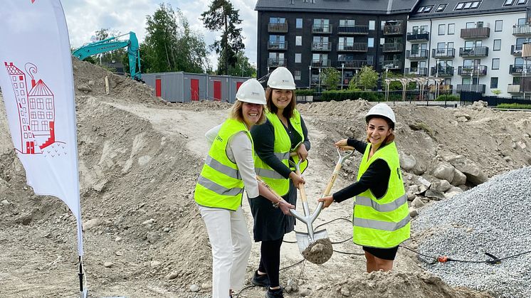 Fr v Johanna Frelin, vd Riksbyggen, Alicia Eriksson-Gardell, köpare i Brf Entrén och Parisa Liljestrand, kommunstyrelsens ordförande (M),