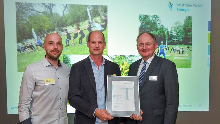 Freuen sich über das Engagement (v. l.): Sven Schmauder und Dirk Strebost, Budo Sportclub, Stadthagen und Dr. Stephan Nahrath, Geschäftsführer WWE.