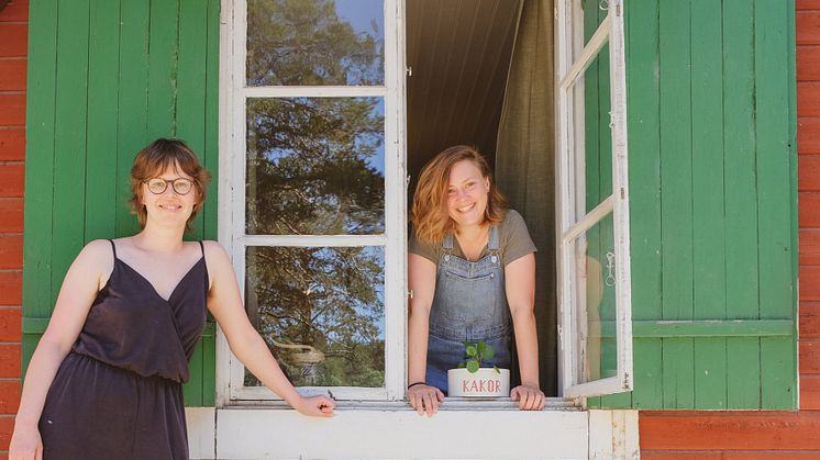 Vännerna Tina Korkeamaa och Amy Riess driver Strandcafét på Hembygdsområdet i Gällivare
