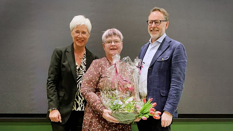 Omsorgsdirektör Annika Andersson, pristagaren Karin Nilsson och Lars Thunberg, ordförande i vård- och omsorgsnämnden i Helsingborgs stad var alla på plats vid prisutdelningen.