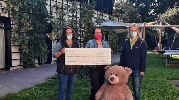 Claudia Burkhardt, Kerstin Stadler, Susann Stolper präsentieren stolz den Spendenscheck