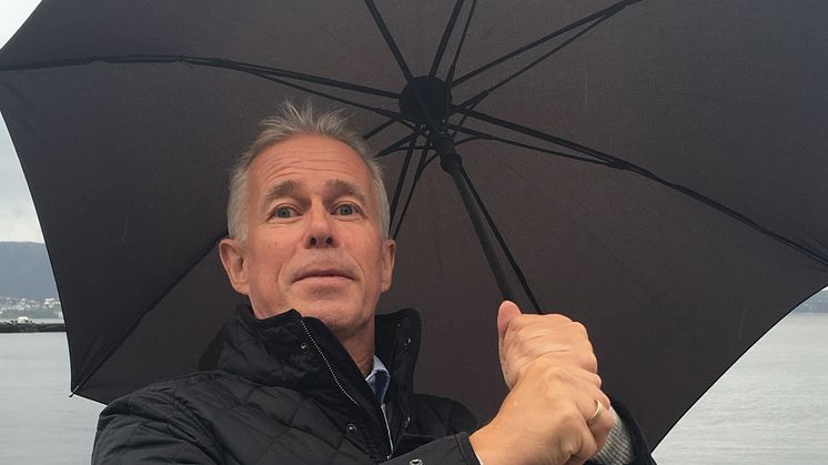 Paraply kan bli en utfordring om det blåser opp - Arne Voll, kommunikasjonssjef i Gjensidige