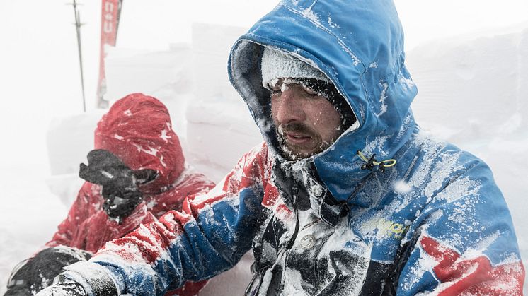 Når vinterfjellet viser seg fra sin verste side gjelder det å ha kunnskapen i orden. Her er tindevegleder Sverre Hjelmeland i Tafjordfjella. Foto: Hans Kristian Krogh Hanssen / Bergans