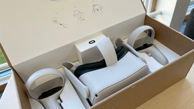 VR-glasögon och handkontroller