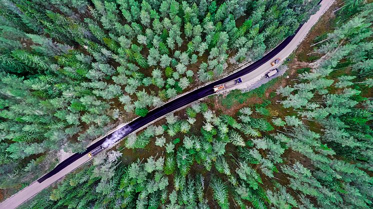 ﻿Under sommaren kommer Svevia att förbättra vägytan på flera av de mer lågtrafikerade vägarna i Värmland med tankbeläggning. Foto: Markus Marcetic