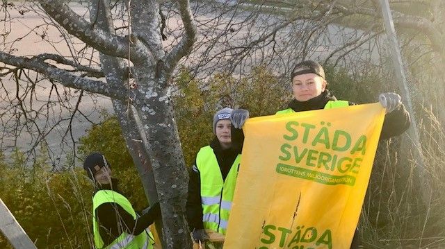 Bostadsstiftelsen Platen och Städa Sverige – Idrottens miljöorganisation samlar närmare 200 idrottsungdomar i centrala Motala för att städa i naturen.