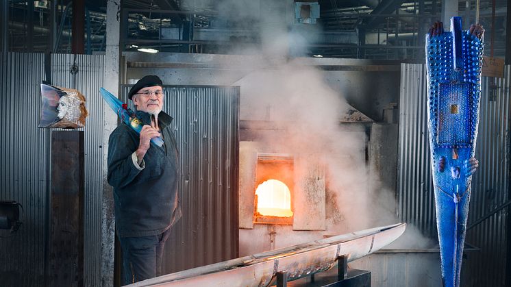 Bertil Vallien vid tillverkningen av en av ”båtarna”. Foto Kosta Boda.