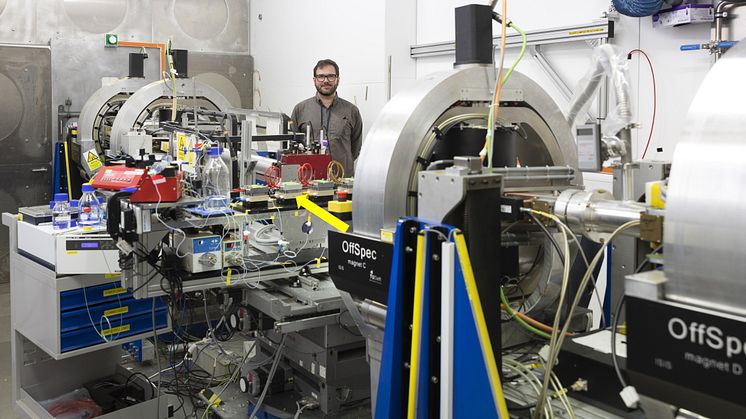 Dr.Luke Clifton vid OffSpec, ett avancerat neutronreflektometer vid ISIS forskningsanläggning vid Harwell i England, som används för att mäta Bax-proteinets växelverkan med membranet (se gula pilen). Bild: STFC (UK)