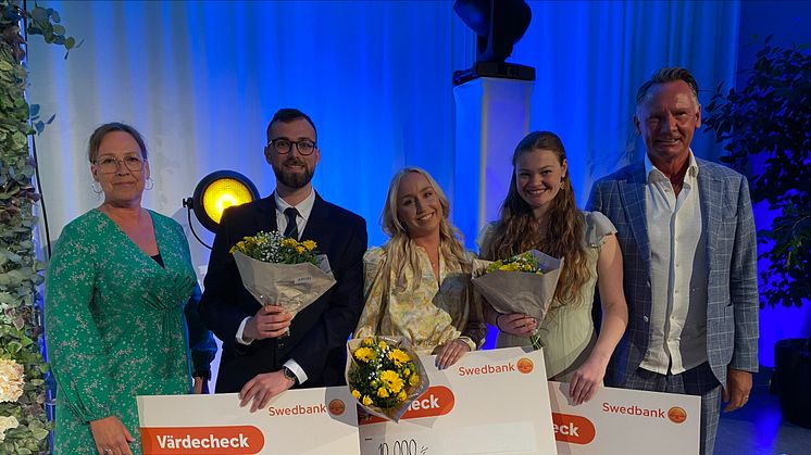 Alexandre Camerlynck, Malin Eriksson och Veronika Strupf i mitten tillsammans med givarna Lena Johansson, Swedbank och Danne Palm, Sparbanksttiftelsen Väst.