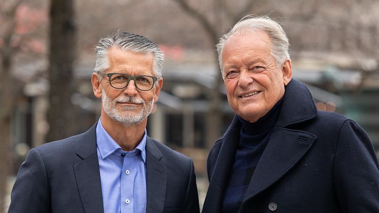 Chairman of the board at Trainor Group, Peter Svarrer (from left) and Hans Otterberg, Distansia CEO  have signed an acquisition. Photo: Erik Svensson