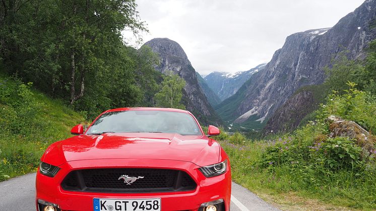 Sett deg bak rattet på nye Ford Mustang V8 på Silverstoneracerbanen i en fantastisk interaktiv video.