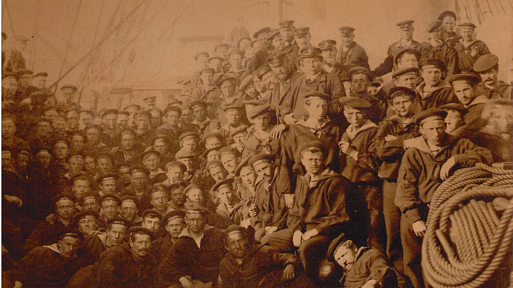 Mandskabet ombord på fregatten Jylland 1885.