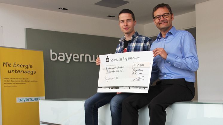 Max Rieder (links) vom Verein Parkour Regensburg und Reimund Gotzel, Vorstandsvorsitzender der Bayernwerk AG, freuen sich über die Partnerschaft.