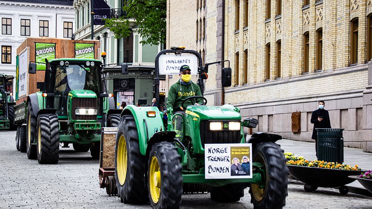 Bøndene har sagt tydelig i fra at inntektene i jordbruket må opp. Her fra aksjon etter brudd i jordbruksoppgjøret i mai i år. Foto: Eryk Oskar Swiergon/NBU.