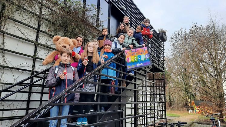 Zusammen mit Herrn Stefan Weber, Außenstellenleiter des Gymnasiums, übergeben die Fünftklässler den Spendenscheck an Frau Anke Voigt (Kinderhospiz Bärenherz).