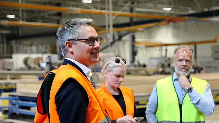 Bostadsminister Johan Danielsson på besök i Lindbäcks fabrik. 