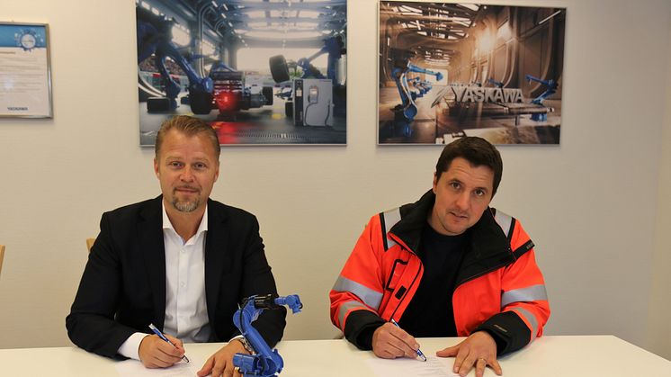 Pär Tornemo, vd för Yaskawa Nordic och Alex Åkesson, vd för Åkesson Bygg, skriver under kontraktet för byggentreprenaden.