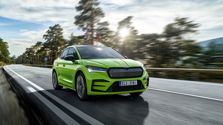 ŠKODA ENYAQ COUPÉ iV RS er den første modelvariant, som kommer til Danmark – forventeligt i juni.