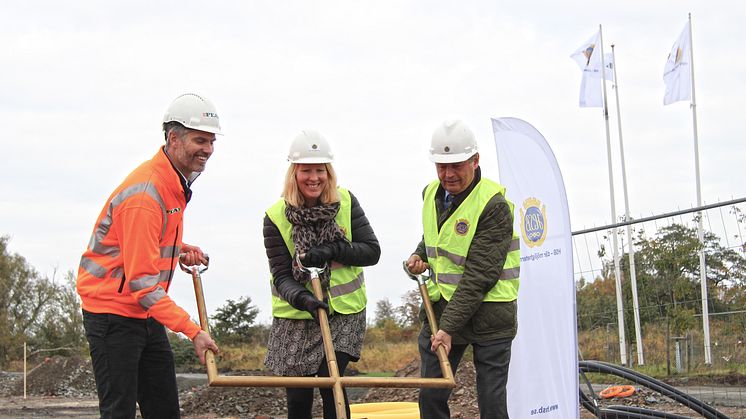 En köpare samt en representant från entreprenören PEAB hjälpte HSB Malmös ordförande Claes Caroli (t h) att svinga spaden. 