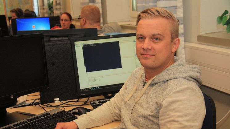 Microsoft-certifikat är det som Antti Vuoti håller på att skaffa sig. Dessa är förutsättningen för det nya arbetet. Någon annan kan däremot skaffa sig certifikat inom Linux.  