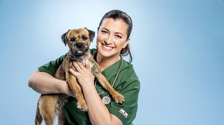 Veterinär Marie Jury , med sin hund Bettan. Pressbild SVT ”Foto: Magnus Liam Karlsson /SVT”