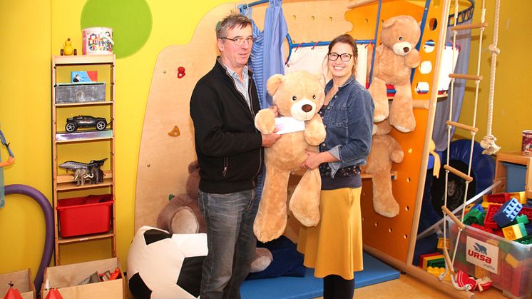 Zur Spendenübergabe kam Thomas Hoefig, Niederlassungsleiter der WeGo, am 14. November ins Kinderhospiz Bärenherz. Ulrike Herkner nahm die Spende dankbar entgegen.