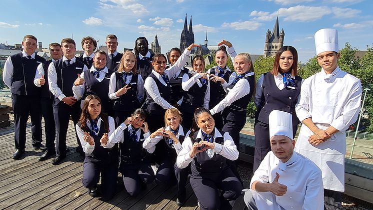 Herzchen und Daumen hoch zum Start in die Ausbildung: Wie hier im Maritim Hotel Köln haben auch an allen anderen deutschen Maritim Standorten zahlreiche junge Menschen ihre Berufsausbildung begonnen.