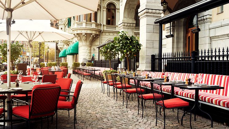 Terrassen på Grand Hôtel välkomnar sommarhalvåret