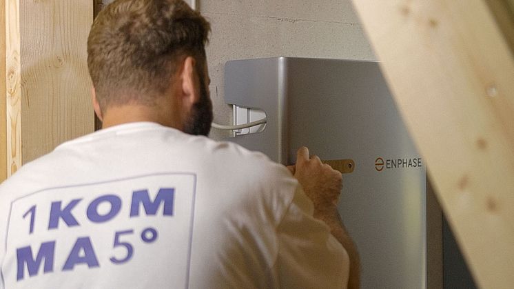 1KOMMA5° installerar ett Enphase batteri hos villakund