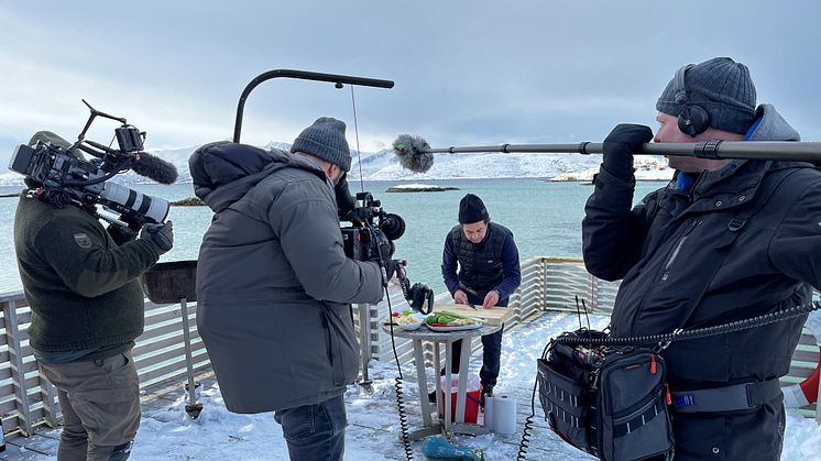 Markus Aujalay lagar mat i Sommarøy utanför Tromsø. Foto: Charlotte Rapp